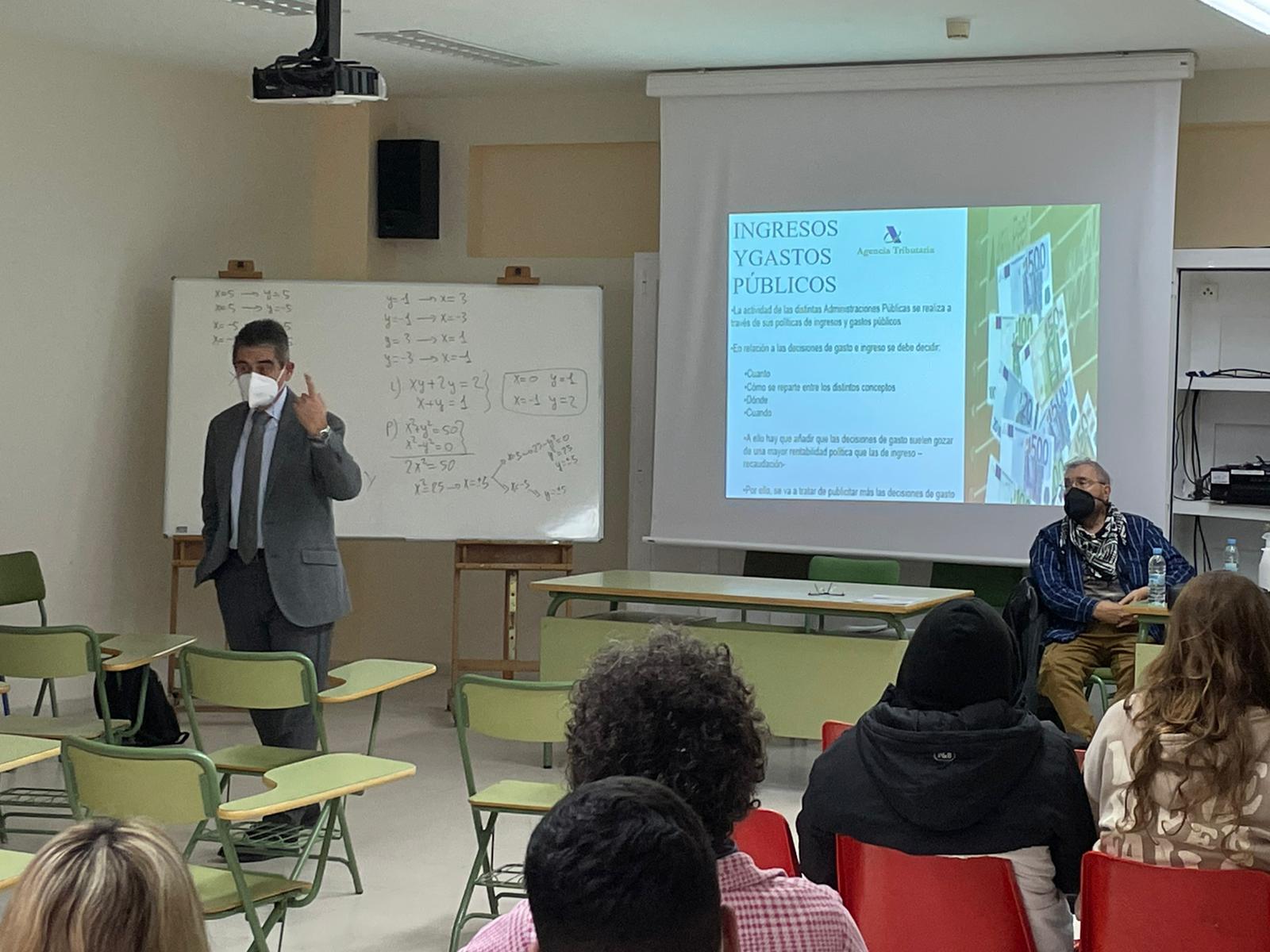 Charla Ciclo Administrativo sobre el origen, importancia y destino de los impuestos.